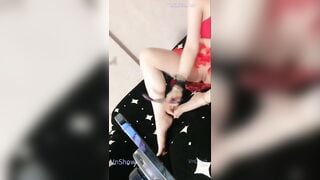 Gái dâm khoe hàng thủ dâm móc lồn chảy nước dâm đãng
