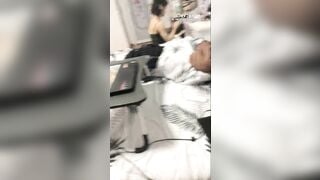 Thấy nhỏ bạn thân đang nằm bấm điện thoại liền dụ dỗ gạ chịch tung lồn em nó