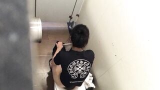 Quay lén chị gái đi đái