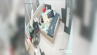 con gái ở nhà 1 mình thường làm gì