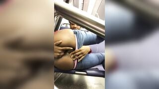Teen da màu khoe mông lồn trên tàu