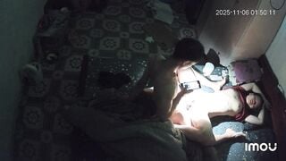 Hak cam em hàng xóm thấy đang chơi nhau