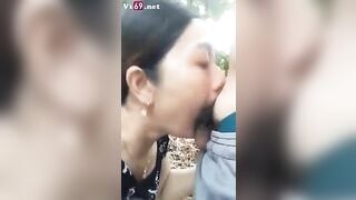 Mẹ vợ với con rể ra vườn bú cu ngoài vườn