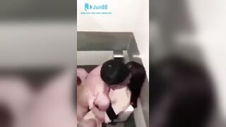 Quay lén 2 đứa bạn thân địt nhau trong nhà vệ sinh dâm đãng