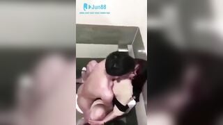 Quay lén 2 đứa bạn thân địt nhau trong nhà vệ sinh dâm đãng