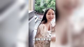 Quay lén chị khách uống nước vú to mặt xinh
