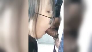Cho em học sinh cấp 2 kính cận ăn bún cua public ngoài hành lang trường học