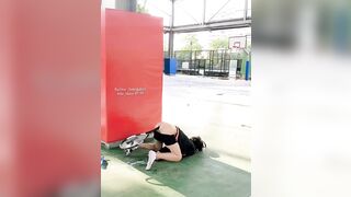 nhét vợt cầu lông vô lỗ đít rút ra nắn sữa tùm lum