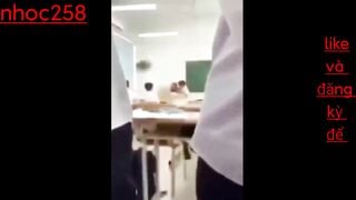 Em học sinh mới lớn gạ địt cô giáo trong lớp và cái kết sướng vl ra