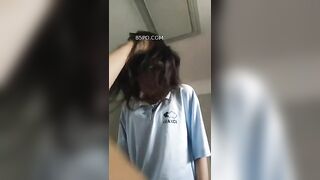 Em nữ sinh mình dây mới lớn tập tành cưỡi ngựa