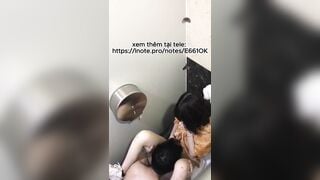đang đi ỉa thì nghe tiếng chụt chụt
