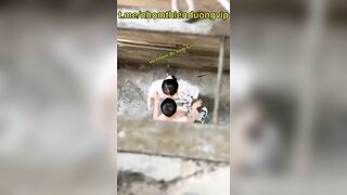 Đôi học sinh chơi nhau sau trường học