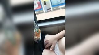 Gái dâm nứng lồn móc thủ dâm kích thích trên xe khách lồn múp