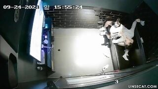 Sinh viên vào phòng hát địt nhau bị quay lén dâm đãng