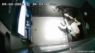 Sinh viên vào phòng hát địt nhau bị quay lén dâm đãng