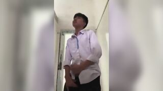 Học sinh quay tay trong nhà vệ sinh