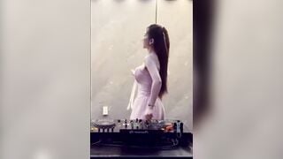 Rình mãi mới quay lén được vú của em DJ