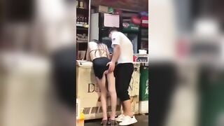 Sờ mông người lạ say rượu ở quán nước mông to