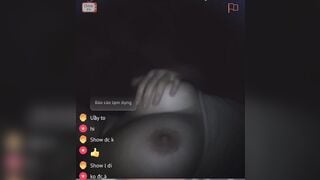 Gái xinh show vú to cho ae trên ỏm tv sục