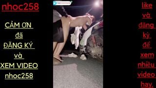 Em gái đi chơi về khuya ở đoạn đường vắng bị 2 thanh niên đè ra địt toét lồn 4