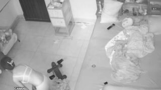 quay lén bé Học sinh mới lớn thay đồ đi học