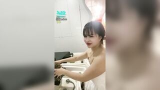 baby_love Vừa Gội Đầu Cho Khách Vừa Móc Bướm Thủ Dâm