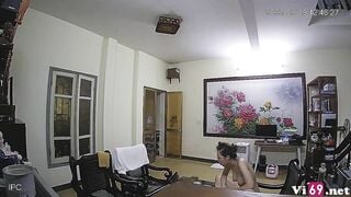Hack camera em gái kính cận vú to thả rông ở công ty