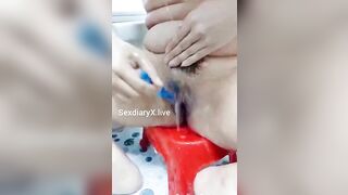 Đợi chị dâu tắm, cạo tỉa lông lồn xong chị cho địt