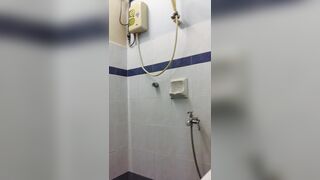 Em gái xinh tươi tắm