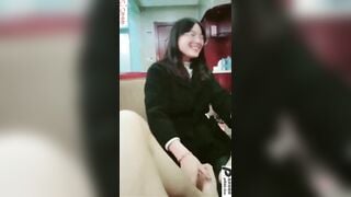 Cho con bạn thân sờ chim sục cu sướng hết cặc siêu dâm nhưng hơi ngại