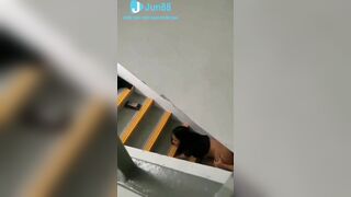 Lén địt nhau ở cầu thang công ty bị quáy lén bị phát hiện mà vẫn địt