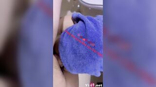 Thanh niên đang vét thì em đái luôn vào miệng