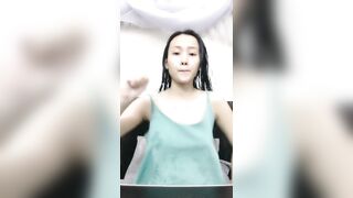 Bà chị live stream tắm cho các anh xem