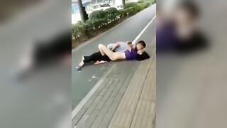 Địt nhau giữa đường cho người lạ xem nứng là trỗ nào cũng địt