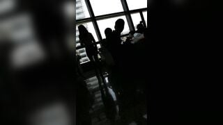 quay lén dưới váy nhân viên ngân hàng