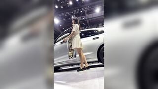quay lén dưới váy máy em PGA trong sự kiện ra mắt xe - phần 4