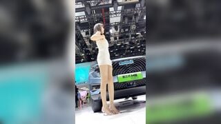 quay lén dưới váy máy em PGA trong sự kiện ra mắt xe - phần 23 2