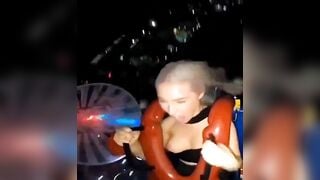 Lộ ngực khi chơi ở công viên giải trí P5