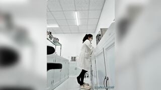 Bệnh nhân thì đợi y tá thì ở trong phòng thủ dâm như thế thì hỏng rồi