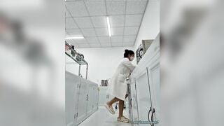 Bệnh nhân thì đợi y tá thì ở trong phòng thủ dâm như thế thì hỏng rồi