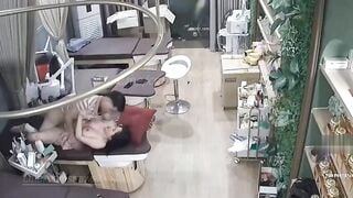 Ông chồng lén vợ lén lút địt nhân viên