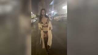 Gái xinh show dâm public ngoài đường cho người lạ nhìn
