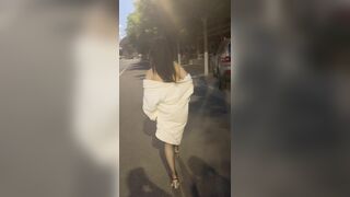 Gái xinh show dâm public ngoài đường cho người lạ nhìn
