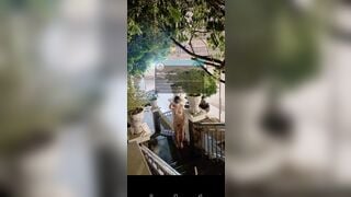 Nữa đêm bắt e ra ngoài public