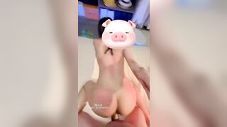 Vừa chạm vào lồn vừa nói lời khiêu gợi để giảm dục vọng