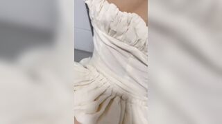 đang đi dạo phố thì bé ny lên cơn nứng bắt anh chịch