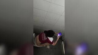Em gái quán Bia Tươi 3000 đi đái mông trắng nỏn