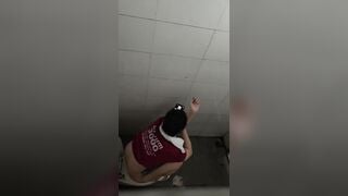 Em gái quán Bia Tươi 3000 đi đái mông trắng nỏn