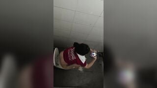 Em gái quán Bia Tươi 3000 đi đái mông trắng nỏn