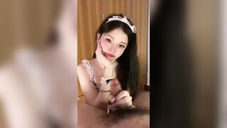 cô hầu gái và cây kẹo của cổ